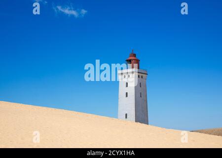 Phare sur la dune à Rubjerg Knude, Danemark, par une belle journée d'été Banque D'Images