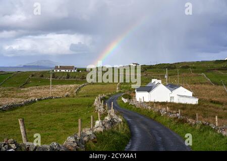 Un arc-en-ciel au-dessus de la péninsule de Renvyle dans le Connemara, comté de Galway, Irlande Banque D'Images