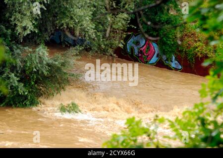 une rivière avec de l'eau élevée après de fortes pluies, catastrophe naturelle Banque D'Images