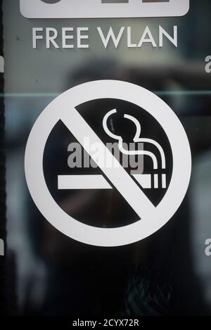 panneau interdiction de fumer ou interdiction de fumer avec pictogramme de a. filtrer la cigarette Banque D'Images