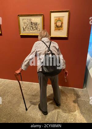 Un homme âgé voit l'art au Metropolitan Museum of Art de New York peu après sa réouverture après la fermeture de la ville pandémique Covid-19. Banque D'Images