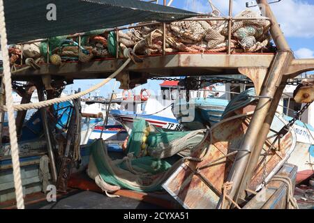 Bateaux de pêche avec filets et matériel de pêche dans le port à Vieille ville de Trapani Sicile Banque D'Images