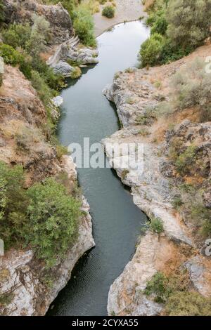 Guadalmina à faire son chemin à travers la zone rocheuse, le sentier du cours d'eau (Acequia) près, Benahavis, Andalousie, Espagne. Banque D'Images