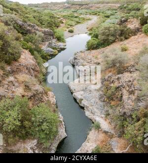 Guadalmina à faire son chemin à travers la zone rocheuse, le sentier du cours d'eau (Acequia) près, Benahavis, Andalousie, Espagne. Banque D'Images