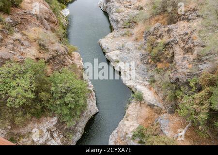 Guadalmina à faire son chemin à travers la zone rocheuse, le sentier du cours d'eau (Acequia) près, Benahavis, Andalousie, Espagne. Banque D'Images