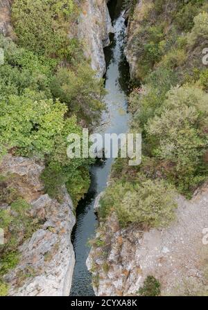 Guadalmina à faire son chemin à travers la zone rocheuse, le sentier du cours d'eau (Acequia) près, Benahavis, Andalousie, Espagne. Banque D'Images