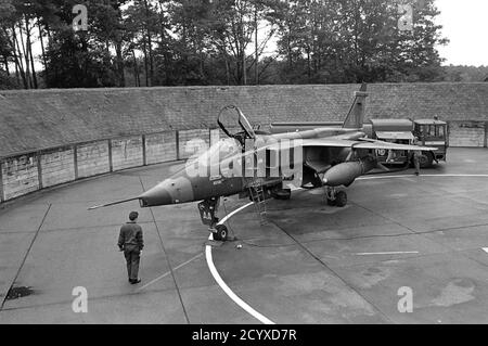 OTAN en Allemagne, avion de frappe britannique SEPECAT Jaguar dans son abri blindé à la base aérienne de RAF Bruggen (septembre 1984) Banque D'Images