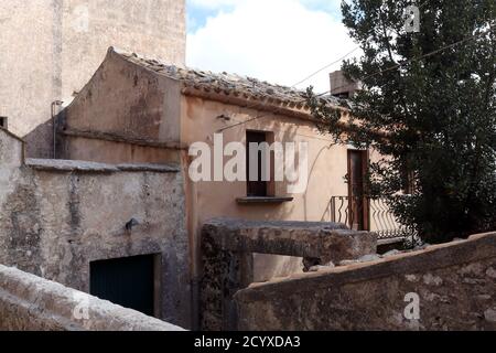 Vieilles maisons en pierre colorées le long de l'étroite rue pavée à Erice, en Sicile Banque D'Images