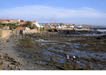 St Monan's, Écosse, Royaume-Uni. 2 octobre 2020. Profitez du beau temps à marée basse sur la rive de St Monan's, Fife. Crédit : Craig Brown/Alay Live News Banque D'Images