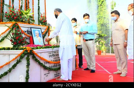 Jaipur, Inde. 02 octobre 2020. Le ministre en chef du Rajasthan, Ashok Gehlot, rend hommage au Père de la Nation, Mahatma Gandhi, pour son 151e anniversaire de naissance, au cercle Gandhi à Jaipur, en Inde, le 2 octobre 2020. (Photo de Sumit Saraswat/Pacific Press/Sipa USA) crédit: SIPA USA/Alay Live News Banque D'Images