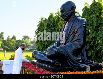 Jaipur, Inde. 02 octobre 2020. Le ministre en chef du Rajasthan, Ashok Gehlot, rend hommage au père de la nation, Mahatma Gandhi, pour son 151e anniversaire de naissance, à Jaipur, en Inde, le 2 octobre 2020. (Photo de Sumit Saraswat/Pacific Press/Sipa USA) crédit: SIPA USA/Alay Live News Banque D'Images