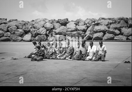 SOMALIE, Kismayo: Sur une photo prise le 15 juillet 2013 et publiée par l'équipe d'appui à l'information de l'Union africaine et des Nations Unies le 22 juillet, les travailleurs du port maritime de Kismayo, dans le sud de la Somalie, prient pendant le mois Saint du Ramadan. Banque D'Images