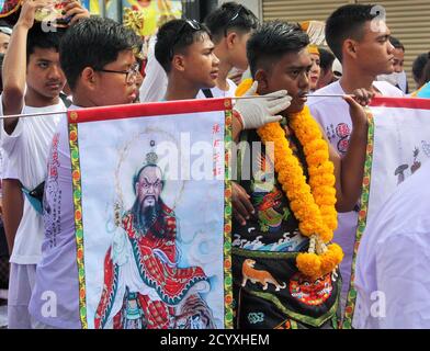 Phuket Town / Thaïlande - 7 octobre 2019 : Fête des neuf dieux Empereur ou Fête végétarienne de Phuket, défilé avec le dévot ou Ma son Banque D'Images