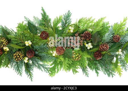 Aménagement décoratif en hiver avec des sapins de cyprès de cèdre, du GUI, des cônes de pin et des feuilles de lierre sur fond blanc. Composition pour Noël. Banque D'Images