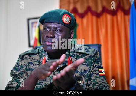 Bang. Le général Paul Lokech, commandant sortant du contingent ougandais de l'AMISOM, parle lors d'une interview à Mogadiscio, Somalie, le 19 décembre 2018. Banque D'Images