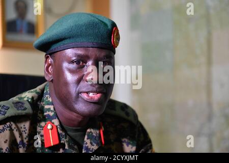 Bang. Le général Paul Lokech, commandant sortant du contingent ougandais de l'AMISOM, parle lors d'une interview à Mogadiscio, Somalie, le 19 décembre 2018. Banque D'Images