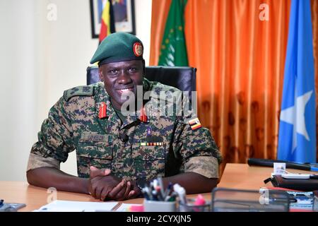 Bang. Le général Paul Lokech, commandant sortant du contingent ougandais de l'AMISOM, parle lors d'une interview à Mogadiscio, Somalie, le 19 décembre 2018. Banque D'Images