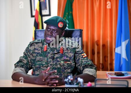 Bang. Le général Paul Lokech, commandant sortant du contingent ougandais de l'AMISOM, parle lors d'une interview à Mogadiscio, Somalie, le 19 décembre 2018. Banque D'Images