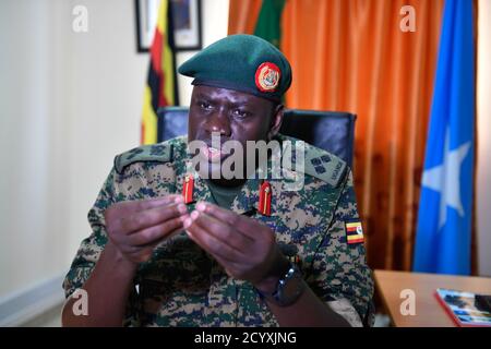 Bang. Le général Paul Lokech, commandant sortant du contingent ougandais de l'AMISOM, parle lors d'une interview à Mogadiscio, Somalie, le 19 décembre 2018. Banque D'Images