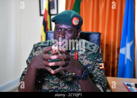 Bang. Le général Paul Lokech, commandant sortant du contingent ougandais de l'AMISOM, parle lors d'une interview à Mogadiscio, Somalie, le 19 décembre 2018. Banque D'Images