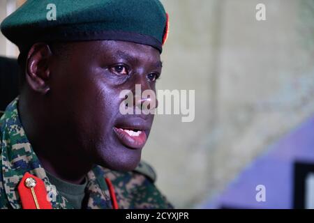 Bang. Le général Paul Lokech, commandant sortant du contingent ougandais de l'AMISOM, parle lors d'une interview à Mogadiscio, Somalie, le 19 décembre 2018. Banque D'Images