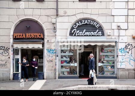 ROME, ITALIE - OCTOBRE 01 2020: Les clients, portant un masque de protection, attendent devant une pizzeria à Rome, Italie. Banque D'Images