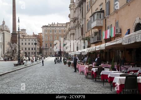 ROME, ITALIE - OCTOBRE 01 2020 : les serveurs attendent les clients devant un restaurant de la place Navonas à Rome. L'économie italienne devrait diminuer de 9% cette année. Banque D'Images