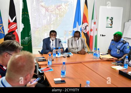 Mohamed Abukar Islow Dualle (à gauche), Ministre fédéral somalien de la sécurité intérieure, l'Ambassadeur Francisco Madeira (2e de droite), Le Représentant spécial du Président de la Commission de l'Union africaine (CSRH) pour la Somalie et d'autres hauts fonctionnaires de l'AMISOM et de l'ONU assistent à une cérémonie de remise du Rapport d'évaluation de l'état de préparation opérationnelle des forces régionales somaliennes. Le rapport a été remis à Mohamed Abukar Islow Dualle, Ministre fédéral somalien de la sécurité intérieure, à Mogadiscio, le 26 février 2019. Banque D'Images