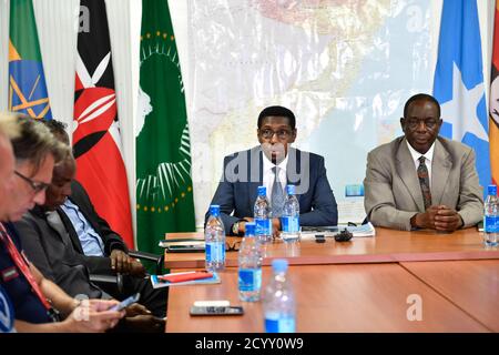 Mohamed Abukar Islow Dualle (à gauche), Ministre fédéral somalien de la sécurité intérieure, l'Ambassadeur Francisco Madeira (à droite), Le Représentant spécial du Président de la Commission de l'Union africaine (CSRH) pour la Somalie et d'autres hauts fonctionnaires de l'AMISOM et de l'ONU assistent à une cérémonie de remise du Rapport d'évaluation de l'état de préparation opérationnelle des forces régionales somaliennes. Le rapport a été remis à Mohamed Abukar Islow Dualle, Ministre fédéral somalien de la sécurité intérieure, à Mogadiscio, le 26 février 2019. Banque D'Images