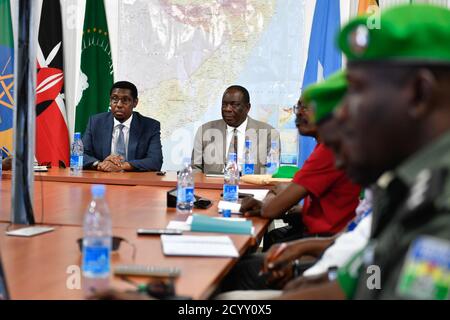 Mohamed Abukar Islow Dualle (à gauche), Ministre fédéral somalien de la sécurité intérieure, l'Ambassadeur Francisco Madeira (à droite), Le Représentant spécial du Président de la Commission de l'Union africaine (CSRH) pour la Somalie et d'autres hauts fonctionnaires de l'AMISOM et de l'ONU assistent à une cérémonie de remise du Rapport d'évaluation de l'état de préparation opérationnelle des forces régionales somaliennes. Le rapport a été remis à Mohamed Abukar Islow Dualle, Ministre fédéral somalien de la sécurité intérieure, à Mogadiscio, le 26 février 2019. Banque D'Images