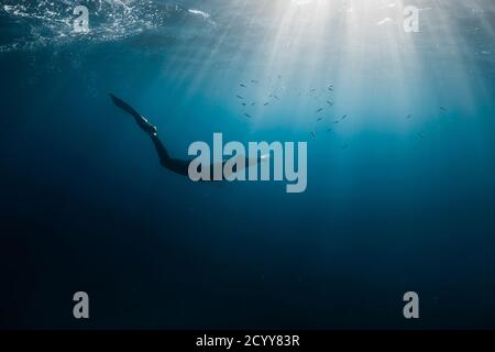 10 septembre 2020. Anapa, Russie. Freediver professionnel en combinaison avec mono-nageoire sous l'eau transparente. Plongée libre dans la mer Noire Banque D'Images