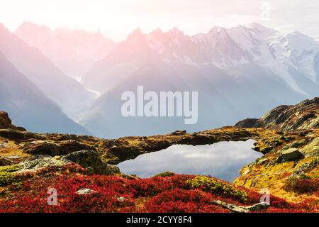 Paysage d'automne avec Chesery lac (lac De Cheserys) et la neige Monte Bianco de montagnes sur l'arrière-plan. Vallon de Berard Nature Preserve, Chamonix, France Alpes Banque D'Images