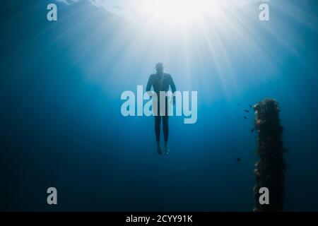 10 septembre 2020. Anapa, Russie. Freediver professionnel en combinaison et épave sous mer transparente. Banque D'Images