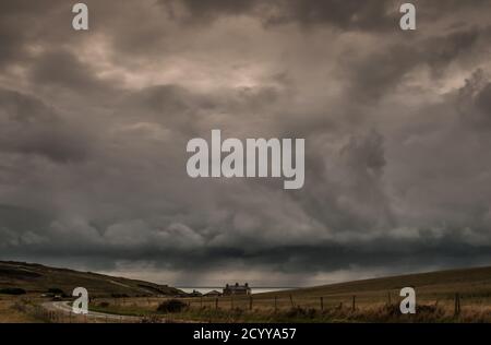 Birling Gap, Eastbourne, Sussex, Royaume-Uni. 2 octobre 2020. Ciel sombre, vent et fortes averses de pluie voient l'arrivée de Storm Alex. Des avertissements concernant le vent et la pluie ont été émis par le bureau de met. Crédit : David Burr/Alay Live News Banque D'Images