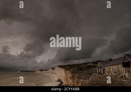 Birling Gap, Eastbourne, Sussex, Royaume-Uni. 2 octobre 2020. Ciel sombre, vent et fortes averses de pluie voient l'arrivée de Storm Alex. Des avertissements concernant le vent et la pluie ont été émis par le bureau de met. Crédit : David Burr/Alay Live News Banque D'Images