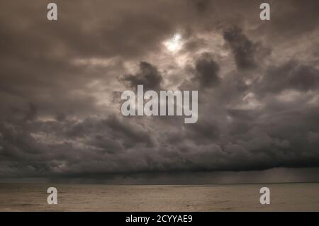 Birling Gap, Eastbourne, Sussex, Royaume-Uni. 2 octobre 2020. Ciel sombre, vent et fortes averses de pluie voient l'arrivée de Storm Alex. Des avertissements concernant le vent et la pluie ont été émis par le bureau de met. Crédit : David Burr/Alay Live News Banque D'Images