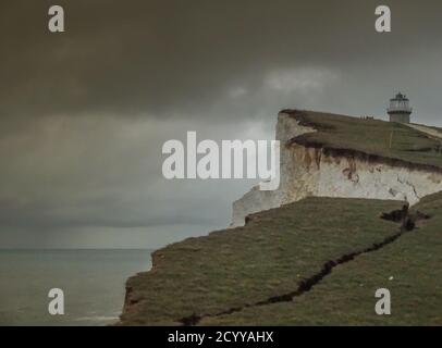 Eastbourne, Sussex, Royaume-Uni. 2 octobre 2020. Ciel sombre, vent et fortes averses de pluie voient l'arrivée de Storm Alex. L'érosion des falaises de craie s'accélère en raison de la pluie. Cette grande partie de roche près de Belle Tout tombera très bientôt sur la mer. Des avertissements concernant le vent et la pluie ont été émis par le bureau de met. Crédit : David Burr/Alay Live News Banque D'Images