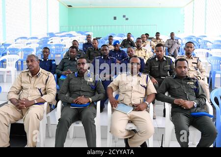 Des agents de la Force de police somalienne assistent à un atelier sur les droits de l’homme et la police de proximité organisé par la Mission de l’Union africaine en Somalie (AMISOM) à Mogadiscio le 5 mai 2019. Banque D'Images