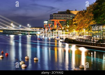 Vue en soirée sur le canal de Ruoholahti à Helsinki, en Finlande. Paysage urbain d'automne la nuit. Banque D'Images