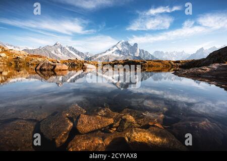 Vue incroyable de l'eau claire et le ciel réflexion sur le lac Blanc lac en France Alpes. Monte Bianco de montagnes sur l'arrière-plan. La photographie de paysage, Chamonix. Banque D'Images