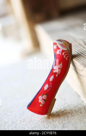 Image traditionnelle coréenne, chaussures de fleurs Banque D'Images