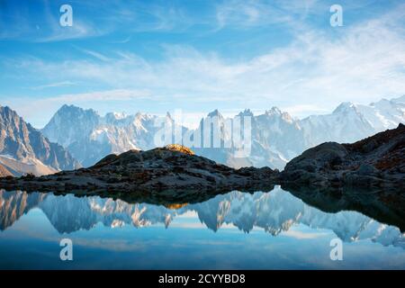 Vue incroyable de l'eau claire et le ciel réflexion sur Chesery lac (lac De Cheserys) en France Alpes. Monte Bianco de montagnes sur l'arrière-plan. La photographie de paysage, Chamonix. Banque D'Images