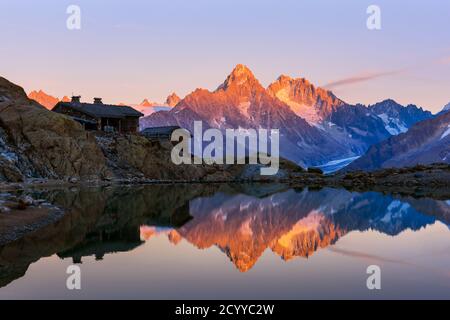 De soleil colorés sur le lac Blanc lac en France Alpes. Monte Bianco sur fond de montagnes. Vallon de Berard Nature Preserve, Chamonix, Graian Alps. Photographie de paysage Banque D'Images