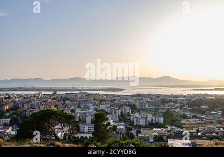 Coucher de soleil sur la ville de Cagliari, vue depuis le château de San Michele, Sardaigne, Italie Banque D'Images