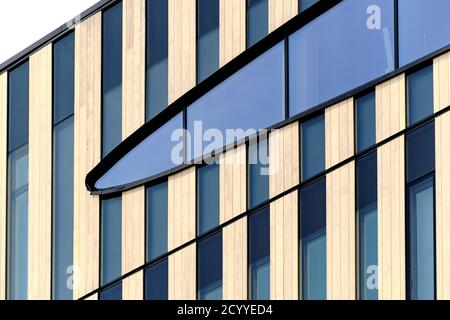 Helsinki, Finlande - 26 septembre 2020 : façade en bois avec fenêtres verticales du bâtiment moderne. L'architecture nordique moderne en bois. Banque D'Images