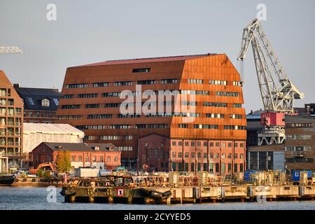 Helsinki, Finlande - 26 septembre 2020 : le tout nouveau bâtiment de l'Agence européenne des produits chimiques ECHA. Le bâtiment moderne comprend de vieilles briques rouges Banque D'Images