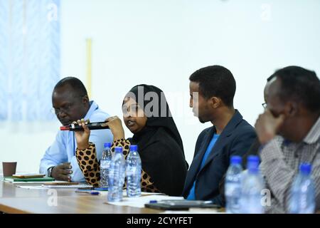 Un représentant de la société civile somalienne s'est prononcé lors d'une réunion avec de hauts responsables de la Mission de l'Union africaine en Somalie (AMISOM), à Mogadiscio (Somalie), le 25 juin 2019. La conférence visait à promouvoir la compréhension mutuelle et l'échange d'informations entre l'AMISOM et les organisations de la société civile en Somalie. Banque D'Images