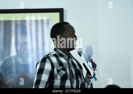 Un représentant de la société civile somalienne s'est prononcé lors d'une réunion avec de hauts responsables de la Mission de l'Union africaine en Somalie (AMISOM), à Mogadiscio (Somalie), le 25 juin 2019. La conférence visait à promouvoir la compréhension mutuelle et l'échange d'informations entre l'AMISOM et les organisations de la société civile en Somalie. Banque D'Images