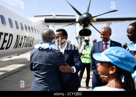 Le 20 juillet 2019, le ministre fédéral somalien des Affaires étrangères, l'ambassadeur Ahmed Isse Awad, a accueilli l'ancien président sud-africain Thabo Mbeki à l'aéroport international Aden Abdulle de Mogadiscio. Mbeki dirigeait le Groupe de mise en œuvre de haut niveau de l'Union africaine pour une mission de consultation en Somalie. Banque D'Images