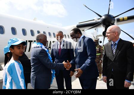 Le 20 juillet 2019, l’Ambassadeur Francisco Madeira accueille l’ancien Président sud-africain Thabo Mbeki à l’aéroport international Aden Abdulle de Mogadiscio, en Somalie. Mbeki a dirigé un panel de l'Union africaine dans le cadre d'une mission de consultation en Somalie. Banque D'Images